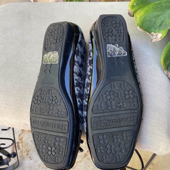 Naturalizer size 6.5 gray/black slip on shoe. - Picture 5 of 11